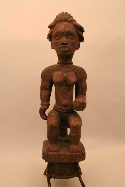 Eket.(statues), d`afrique : Nigéria., statuette Eket.(statues), masque ancien africain Eket.(statues), art du Nigéria. - Art Africain, collection privées Belgique. Statue africaine de la tribu des Eket.(statues), provenant du Nigéria., 489/536.Sommet de coiffe;h.62,5cm et 69cm. Longtemps considéré comme une sous-tribu des Ibibio,les EKET sont restés longtemps méconnus et les statues qui sont utilisés comme sommet de coiffe dans les danses OGBOM,elles sont  assez rares,surtout complet avec le panier cylindrique qui retient le sommet de coiffe sur la tête du danseur à environ 30cm.de hauteur soutenu par des tiges en rotin et décoré de raphia.Le visage et le corps du danseur sont couvert de vêtements tissés et teints en blanc,qui tombent jusqu